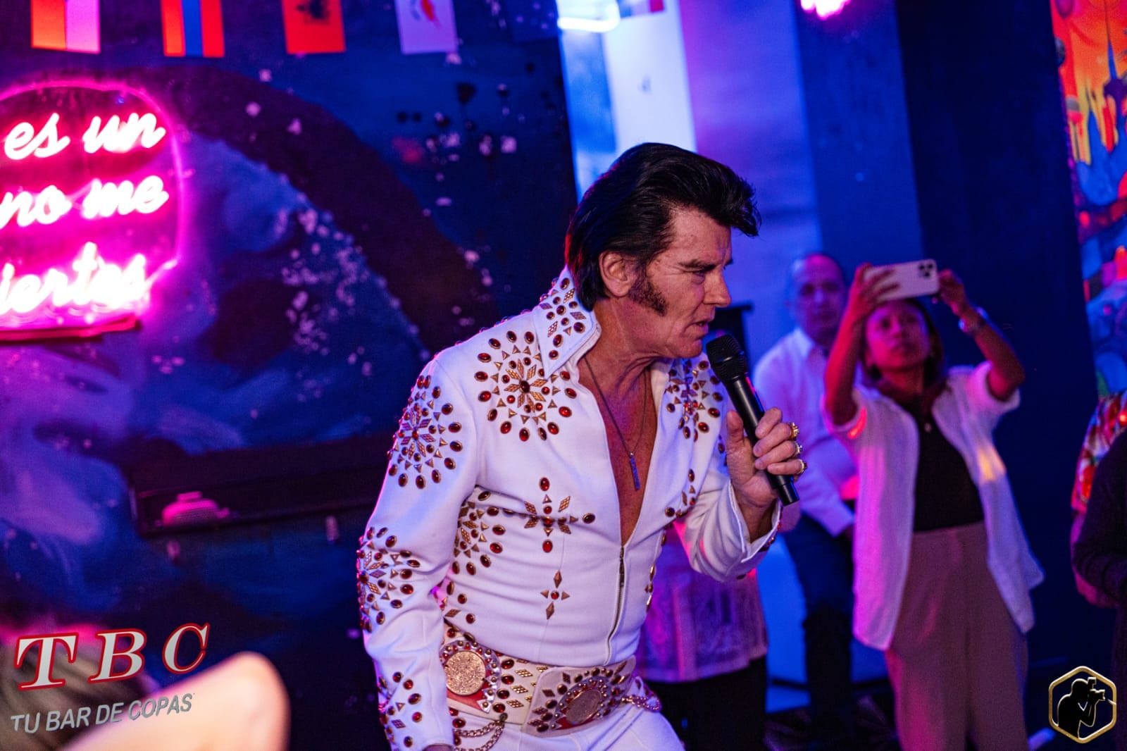 Actuación de un tributo a Elvis cantando en directo entre el público de TBC Huertas
