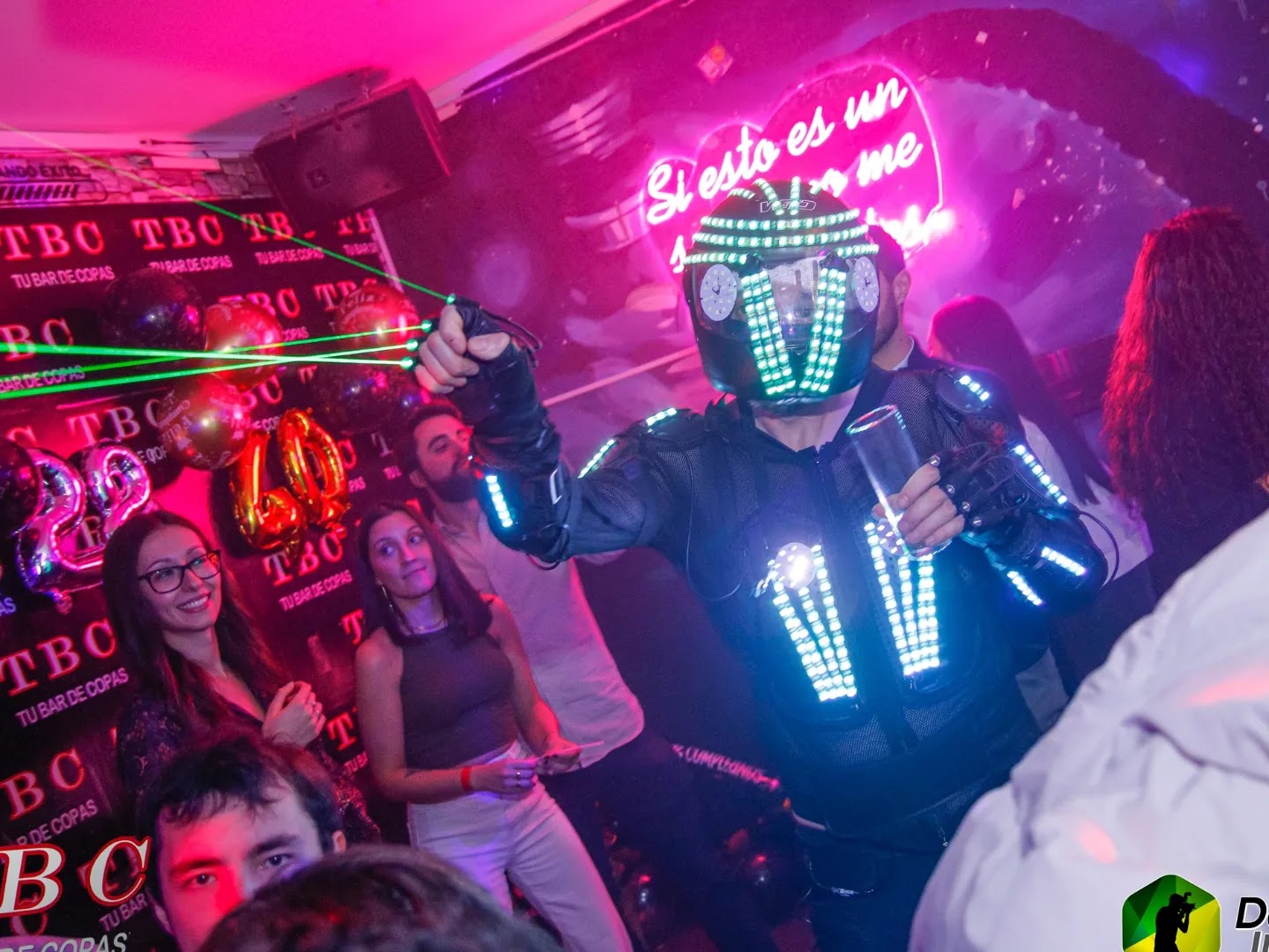 Fiesta privada en TBC con show de robot LED en Huertas, Madrid