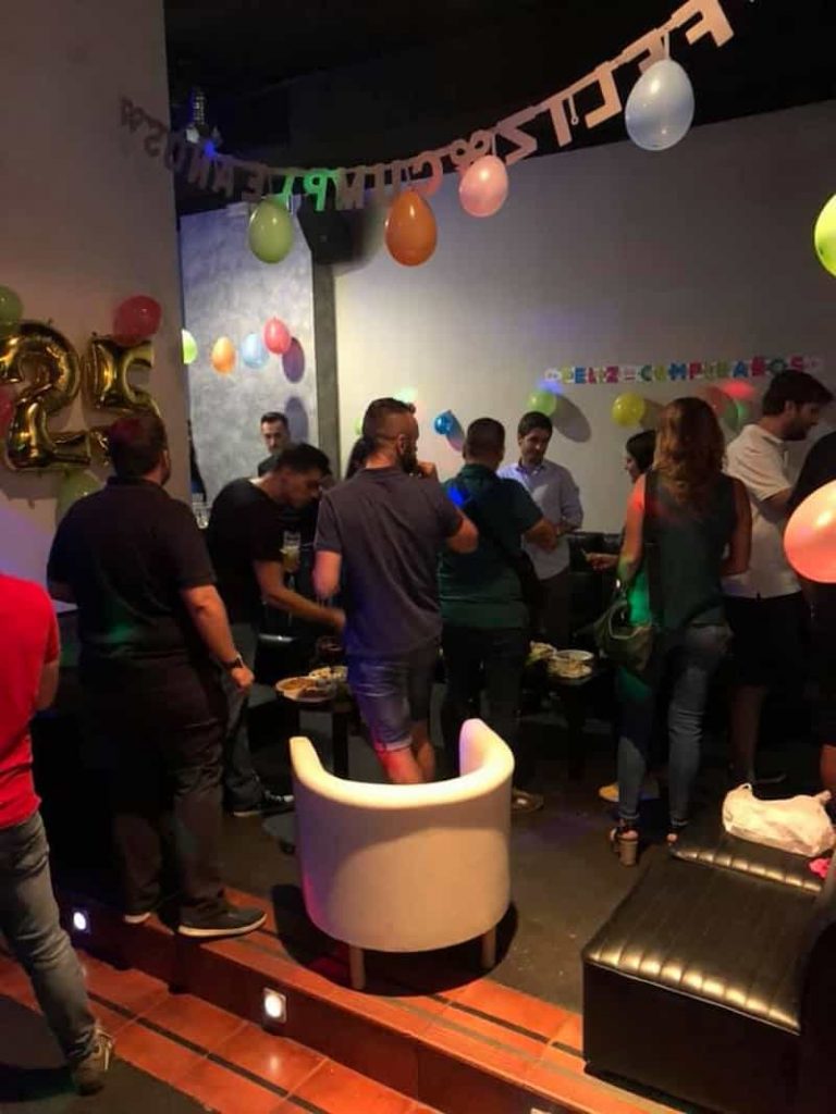 Bar de copas con música en directo en avenida de américa, perfecto para cualquier celebración como cumpleaños, graduación, boda etc...