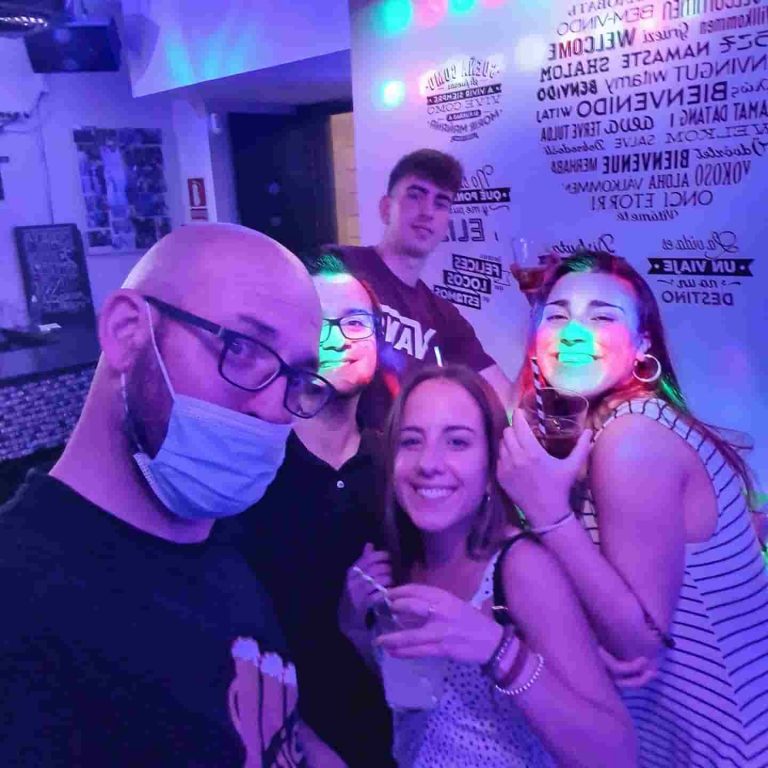 Bar de copas en la céntrica calle Huertas ideal para celebrar fiestas de cualquier tipo