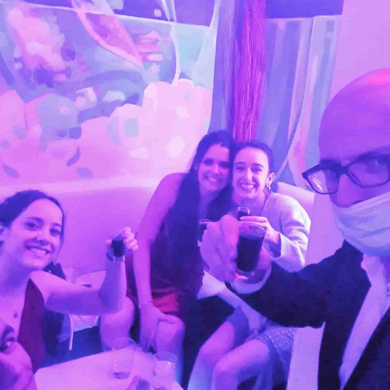 Bar de copas en la céntrica calle Huertas ideal para celebrar fiestas de cualquier tipo