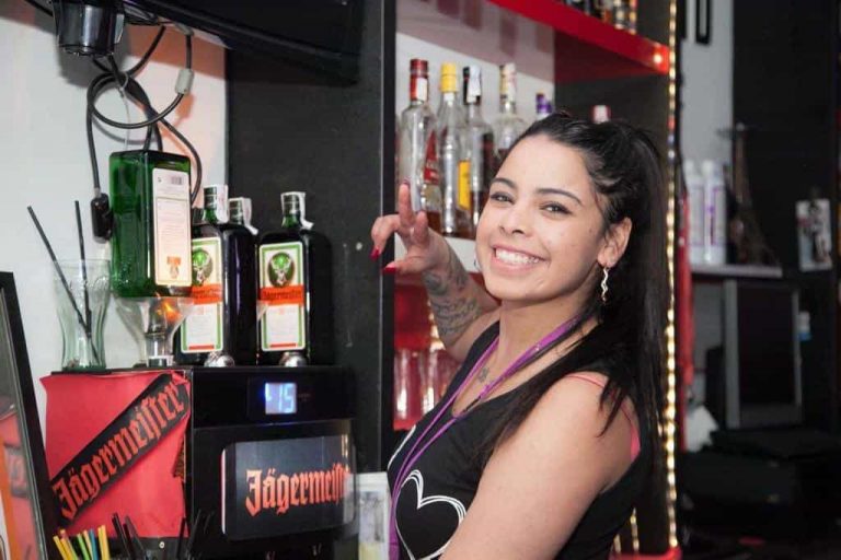 Camarera de tu bar de copas brinda con un chupito de Jagger